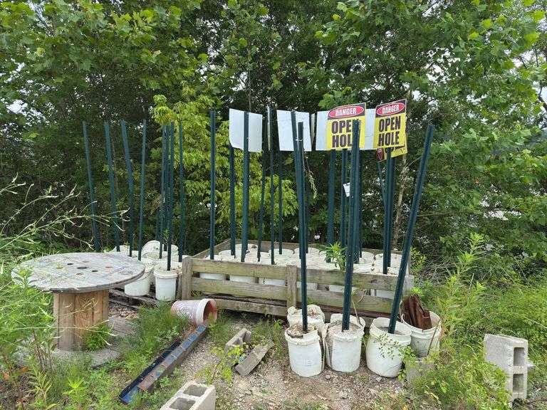 (32) Open Hole Signs and Posts