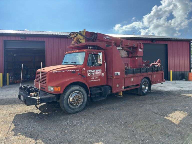 International  4900  Derrick Truck