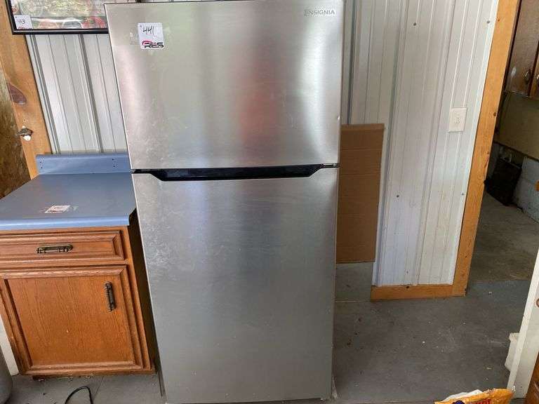 Insignia Refrigerator w/ Top Freezer