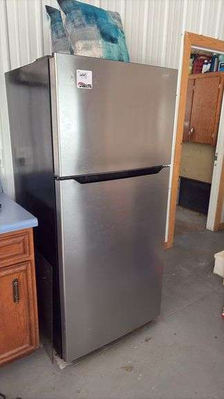 Insignia Refrigerator w/ Top Freezer