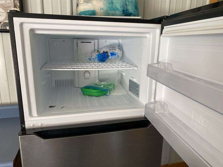 Insignia Refrigerator w/ Top Freezer