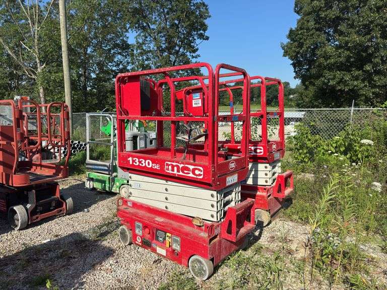(2) MEC 1330 Scissor Lifts MEC  1330 SE  Scissor Lift