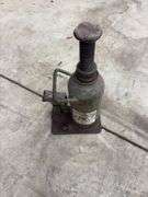 (2) Husky Jacks & Bottle Jack