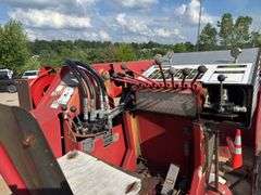International  4900  Derrick Truck