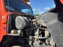International  4900  Derrick Truck