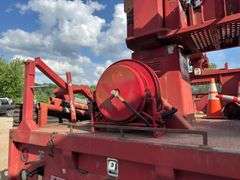 International  4900  Derrick Truck