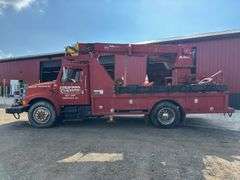 International  4900  Derrick Truck