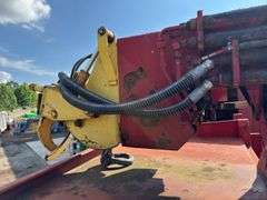 International  4900  Derrick Truck