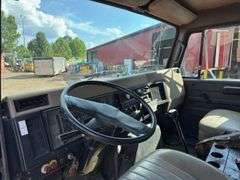 International  4900  Derrick Truck