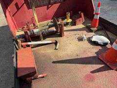 International  4900  Derrick Truck