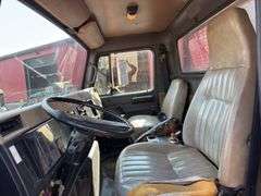 International  4900  Derrick Truck