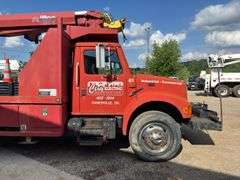 International  4900  Derrick Truck