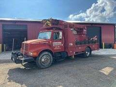 International  4900  Derrick Truck