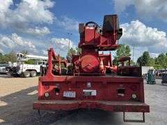International  4900  Derrick Truck