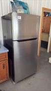Insignia Refrigerator w/ Top Freezer
