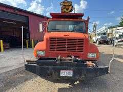 International  4900  Derrick Truck