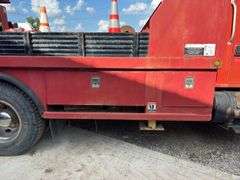 International  4900  Derrick Truck