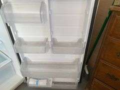 Insignia Refrigerator w/ Top Freezer