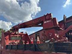International  4900  Derrick Truck