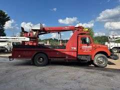 International  4900  Derrick Truck