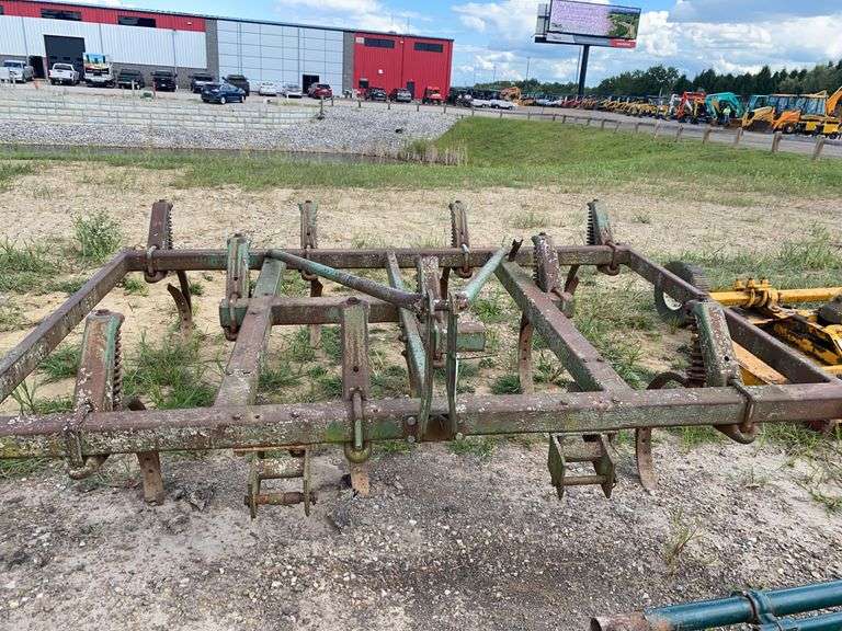 John Deere  3pt Chisel Plow