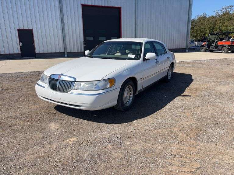 2000  Lincoln  Town Car  Sedan