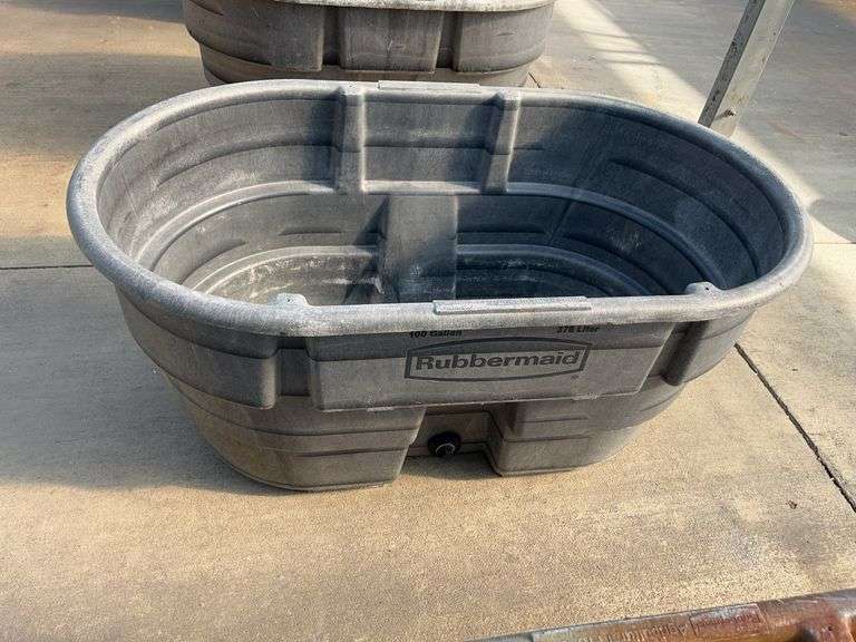 100 Gallon Rubbermaid Water Tub