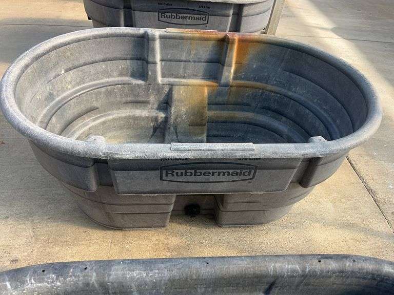 100 Gallon Rubbermaid Water Tub