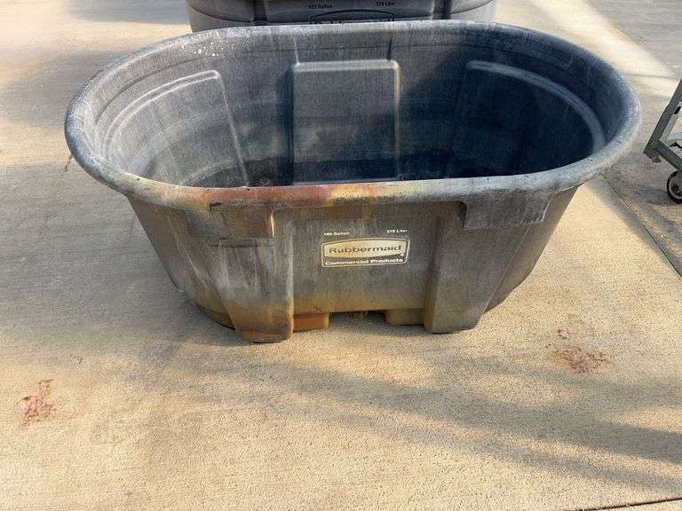 100 Gallon Rubbermaid Water Tub