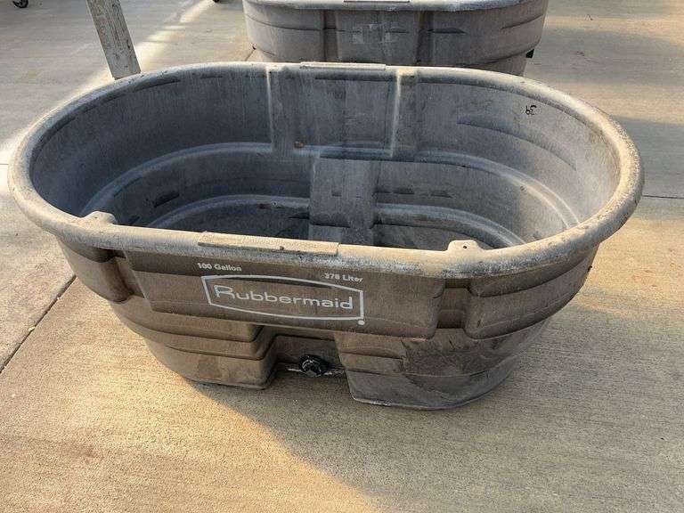 100 Gallon Rubbermaid Water Tub
