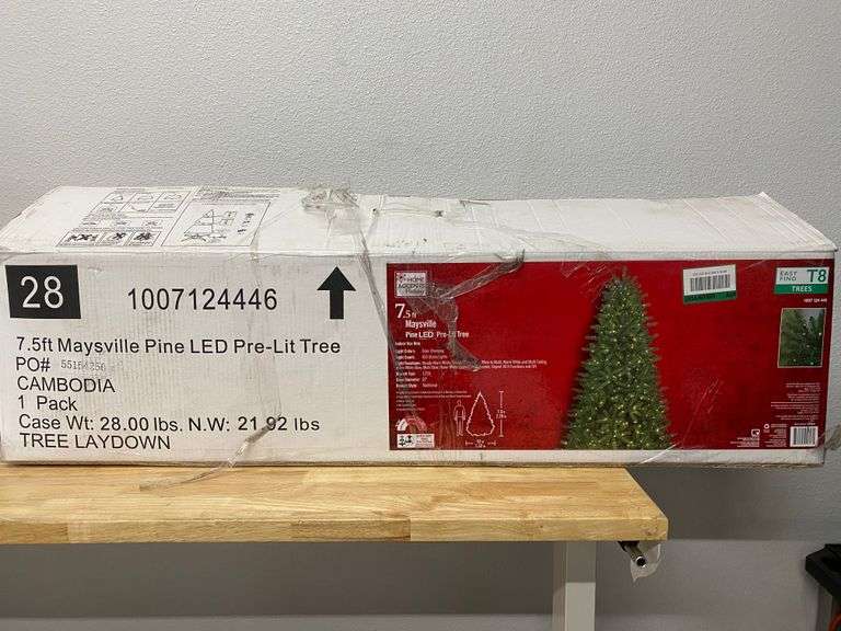 Home Accents 7.5ft Maysville Pine LED PreLit Tree, Like New Rio