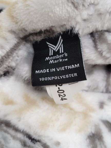 Member's Mark Plush Throw Blanket , Visually Good Condition