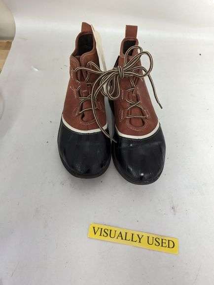 Mens Boots , Contains Defect