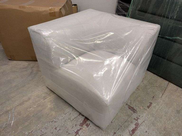 Praia Sunbrella Outdoor Lounge Chair | Like New