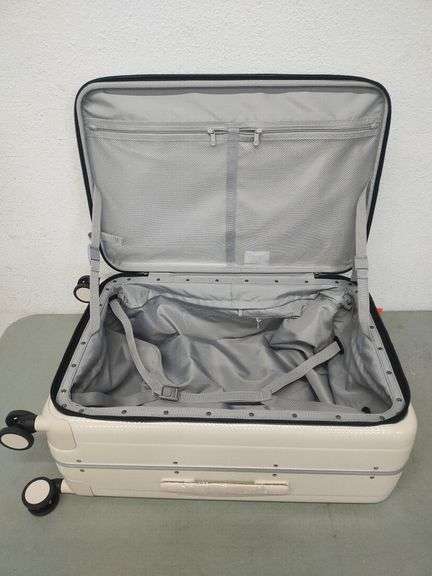 Hanke 24" Hard Shell Rolling Luggage W/ TSA Lock | Open Box