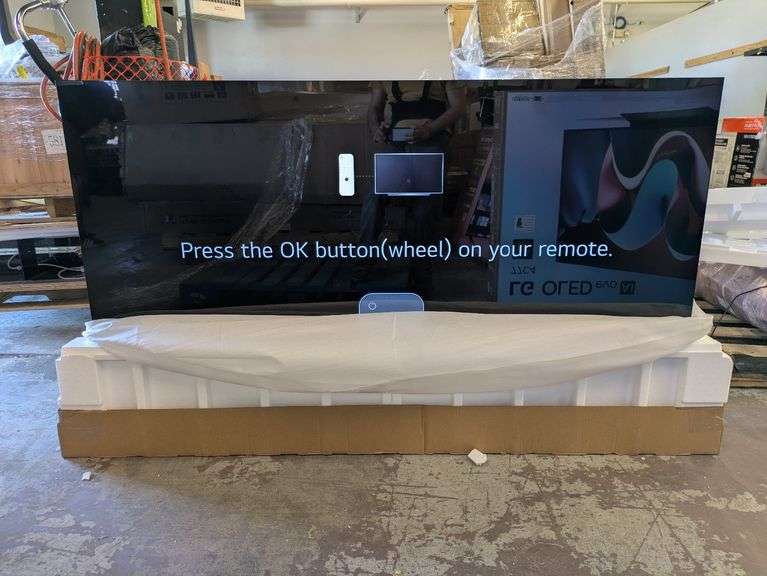 LG 77” Class C4 Series OLED Smart TV, OLED77C4AUA | Like New
