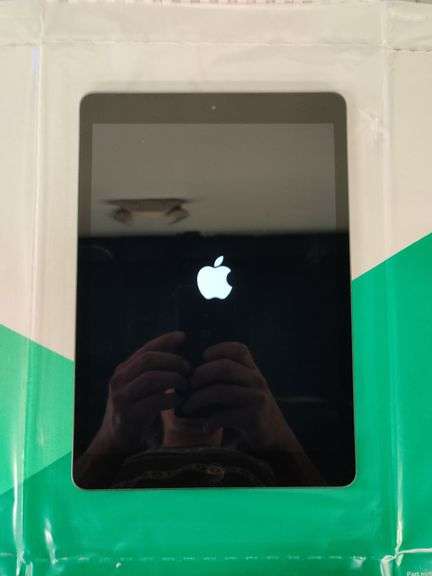 Apple iPad 8th Gen, Turns On | Open Box