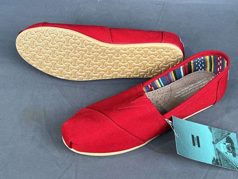 Brand New Pair of TOMS Classic Canvas Slip on Shoes Women's Size 7, Red.