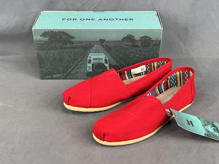 Brand New Pair of TOMS Classic Canvas Slip on Shoes Women's Size 7, Red.