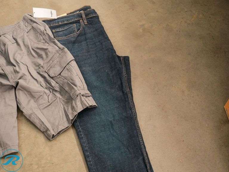 Box of Men's Pants and Shorts: 40x32, 38 - Roller Auctions