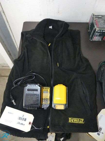 DeWalt Heated Vest With (2) Batteries and Charger (Size Unknown)
