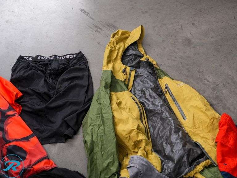 Box of Men's Clothing: M, L - Roller Auctions