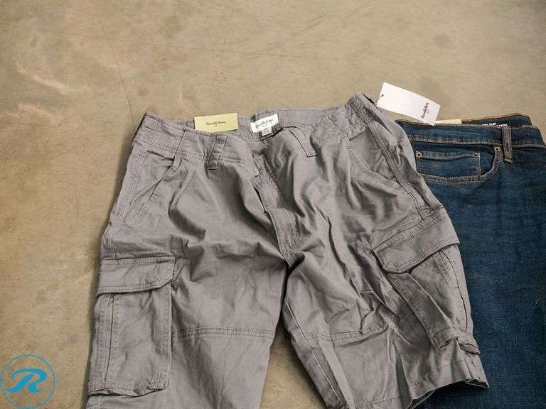Box of Men's Pants and Shorts: 40x32, 38 - Roller Auctions