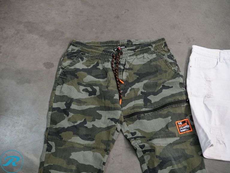 Box of Women's Clothing, L - Roller Auctions