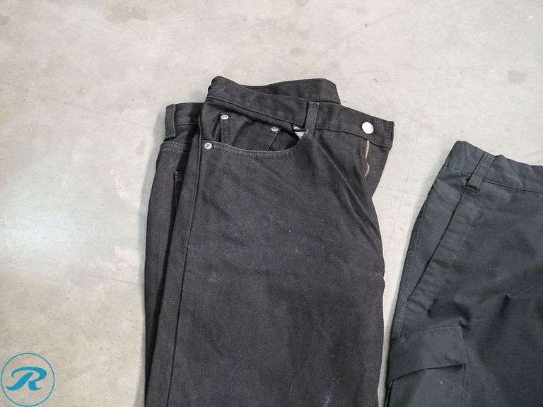 Box of Men's Pants: 34x32 and 32x32 - Roller Auctions