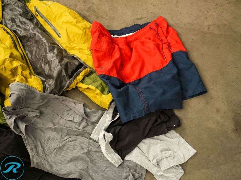 Box of Men's Clothing: M, L - Roller Auctions