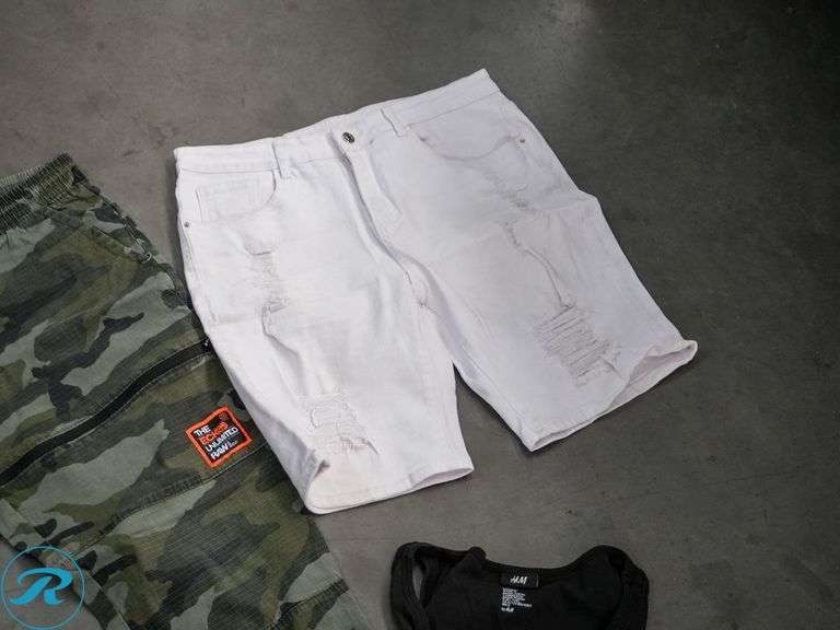 Box of Women's Clothing, L - Roller Auctions