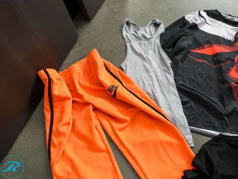 Box of Men's Clothing: M, L - Roller Auctions