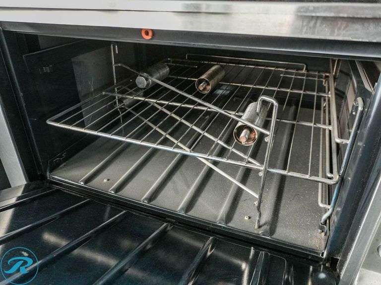 Wolf FS-0-27-3HT 2-Burner Griddle With Oven, Gas - Roller Auctions