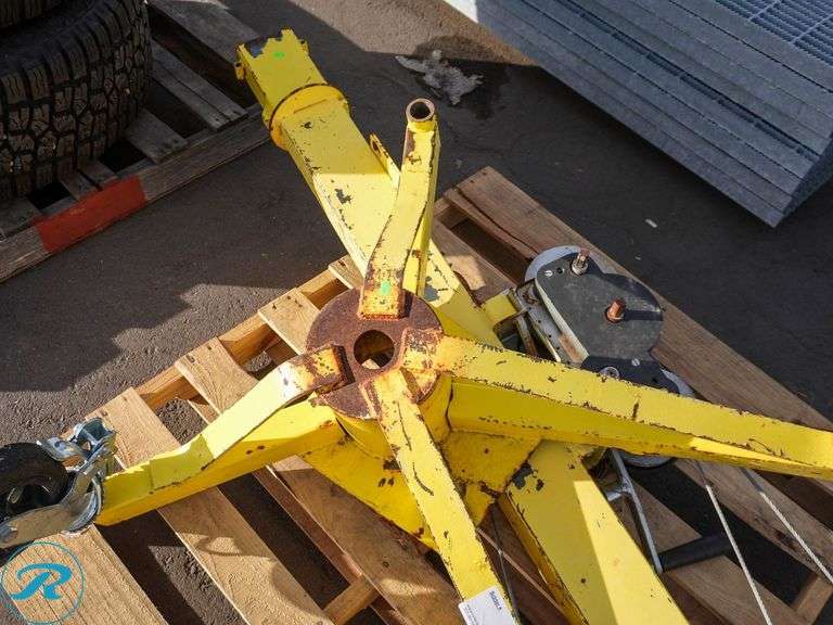 Sumner Model R150 Sumner R-100/R-150 Hoist (Missing Cart) - Roller Auctions